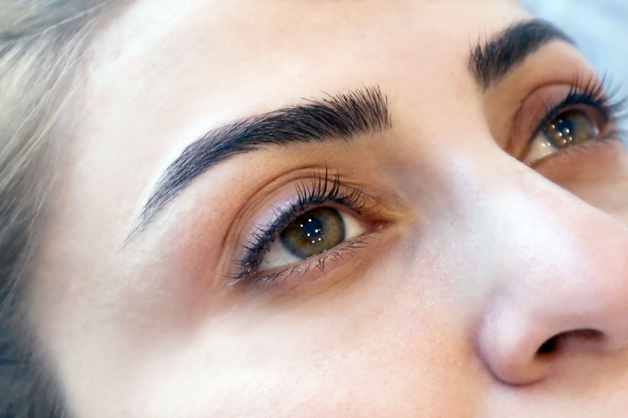 Belirgin ve canlı gözler için kalıcı deepliner ve eyeliner.